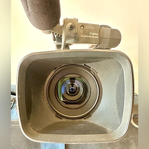 Canon DM-XL1A MiniDV 3CCD Digital 16x Optical Zoom XL 5.5-88MM Video Camcorder - Picture 3 of 17